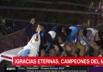В Буэнос-Айресе футболисты сборной Аргентины, празднующие золото чемпионата мира, чуть не упали с крыши автобуса