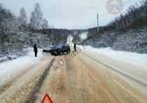 Накануне, утром 19 декабря, на 32-м километре автодороги "Тула - Алексин" Алексинского района Тульской области, 30-летний мужчина за рулём автомобиля марки "Chevrolet Niva" выехал на встречную полосу и врезался в "Mercedes-Benz"