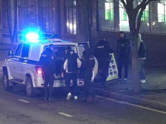Краснодарские полицейские задержали граффитистов, разрисовавших здание в центре города