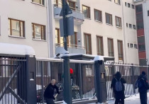 После нескольких провокаций, связанных с российским дипмиссиями в Финляндии, в Москве неизвестные забросали кувалдами здание посольства северного государства