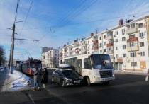 Сегодня, днём 20 декабря, в районе Московского вокзала города Тулы произошло ДТП, участниками которого стали пассажирский автобус и легковой автомобиль марки "Kia"