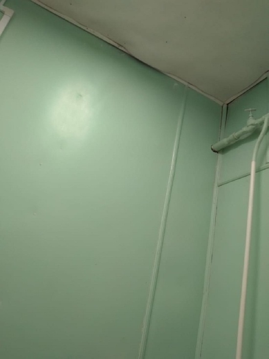 Стены в дырах, малыш в комбинезоне: пациентка инфекционки в Тазовском пожаловалась на холод в палате