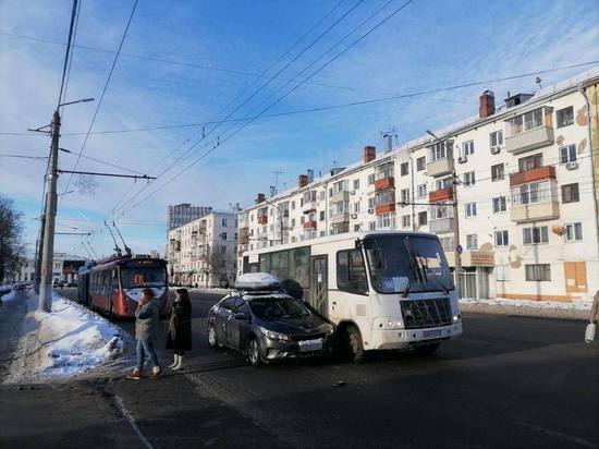В Туле рядом с Московским вокзалом столкнулись автобус и легковушка