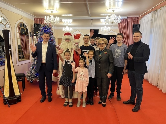 Депутаты гордумы поздравили с Новым годом детей Комсомольского микрорайона Краснодара
