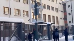 В Москве толпа неизвестных забросала кувалдами посольство Финляндии: видео инцидента 