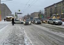 Петербуржцы по недоброй зимней традиции встали в многокилометровые пробки. Сервис «Яндекс Карты» фиксирует в городе 8-балльные пробки.
