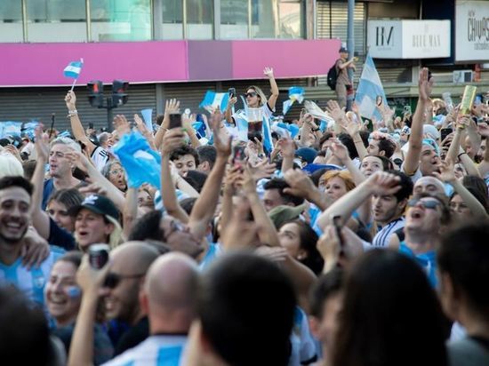 Аргентинский болельщик умер после падения с крыши во время празднования победы на ЧМ