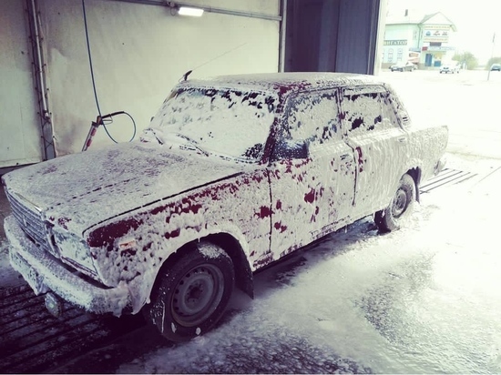 Сотрудник автомойки в Саратове избил черенком от лопаты нового ухажёра своей возлюбленной