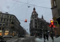 В Петербурге объявили штормовое предупреждение. Как сообщил главный городской синоптик Александр Колесов, петербуржцам стоит приготовиться к ледяному дождю.