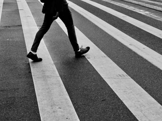 В Красноярске 12-летний мальчик перебежал дорогу около поста ГИБДД