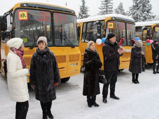 Школы Хакасии получили 23 новых автобуса