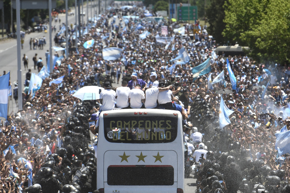 СМИ: более 30 человек пострадали в ожидании автобуса сборной Аргентины