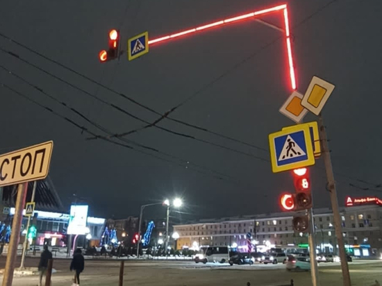 На омской Театральной площади установили светофор со светящейся опорой