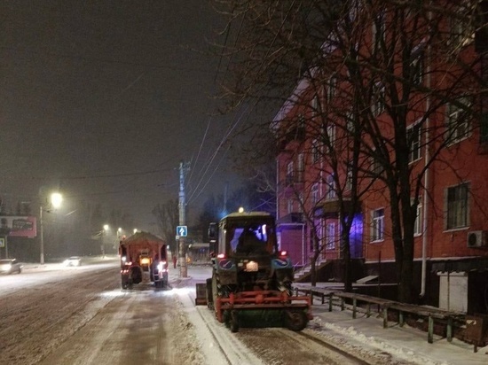 В Курске снег с улиц и площадей убирают 72 единицы техники