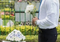 Еще осенью в отдел полиции обратилась местная жительница Ирина Киселева, которая сообщила, что с могилы ее мамы, кто-то ворует цветы