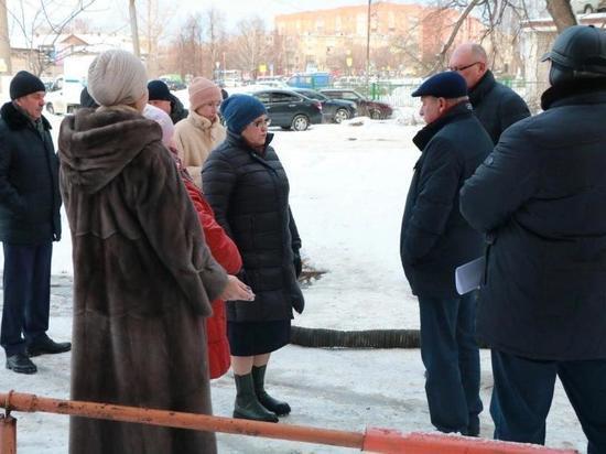 Мэр Сорокина посетила место засора коллектора на улице Высоковольтной в Рязани