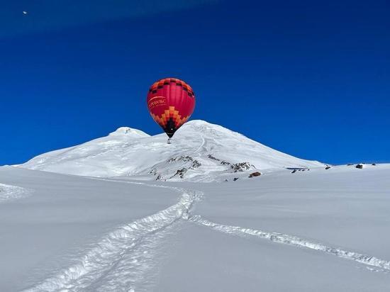 Стартовал первый массовый перелет на воздушных шарах через Эльбрус