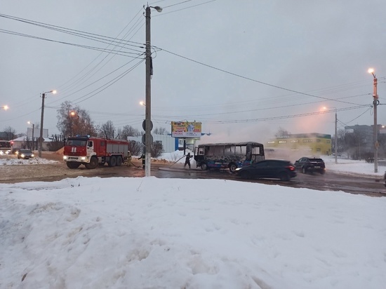 В Новомосковске на улице Орджоникидзе сгорел пассажирский автобус
