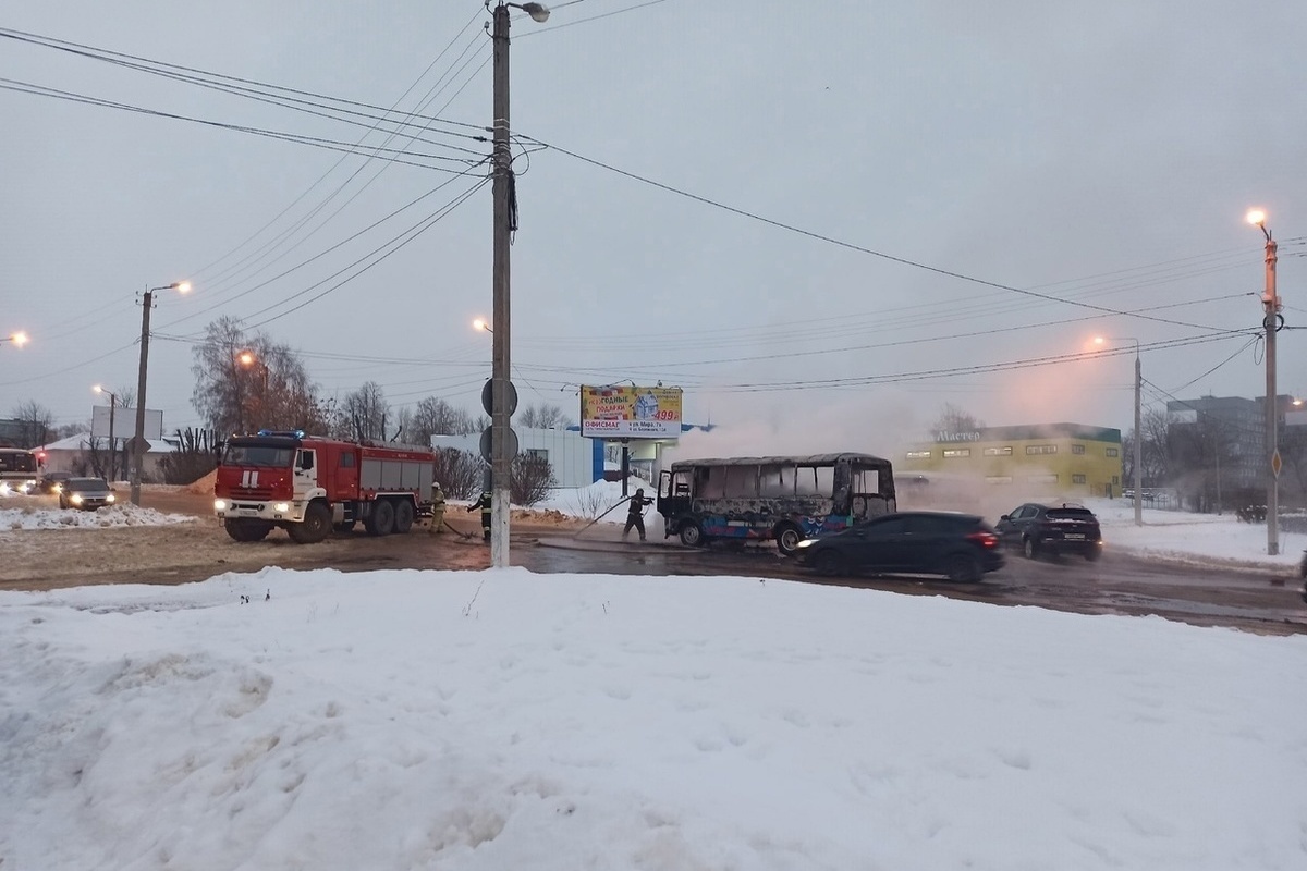 В Новомосковске на улице Орджоникидзе сгорел пассажирский автобус - МК Тула