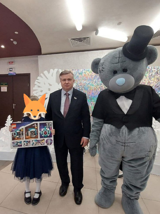 Депутат Заксобрания Ямала привез детям в Губкинский подарки с «Елки заботы»