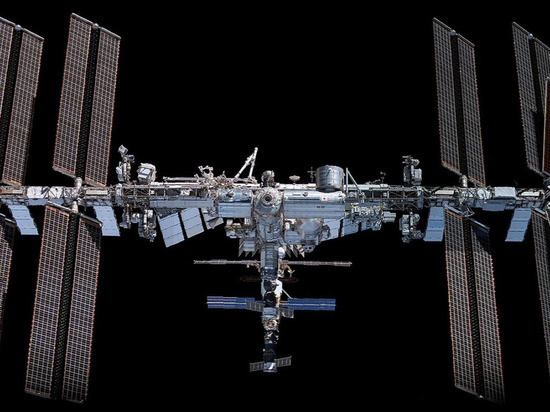 Роскосмос: орбиту МКС скорректируют из-за угрозы столкновения с космическим мусором