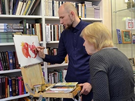  В одной из библиотек Тамбова горожане продолжают учиться рисовать на бесплатных мастер-классах