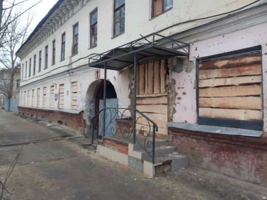 В Тамбове после пожара заколотили окна памятника архитектуры на Октябрьской