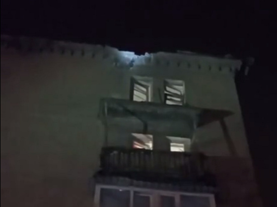 Снаряд ВСУ попал в крышу жилого дома на главной улице Донецка