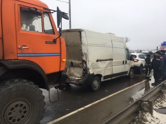 Заскучавший дальнобойщик смял несколько автомобилей в Орловской области