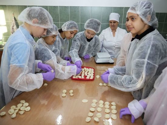 Школьники в Южно-Сахалинске научились лепить пельмени