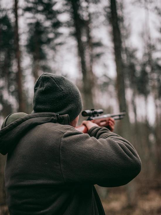 В Красноярском крае браконьер случайно подстрелил другого охотника