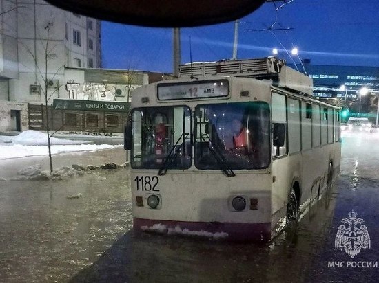 В Челябинске загорелся троллейбус с пассажирами