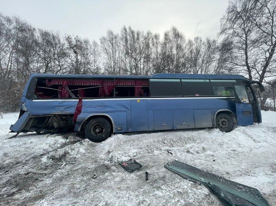 Рейсовый автобус с детьми столкнулся с КамАЗом в Новосибирской области