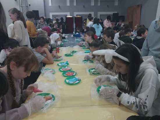 Более 100 кг имбирных пряников отправят дети Кисловодска участникам СВО