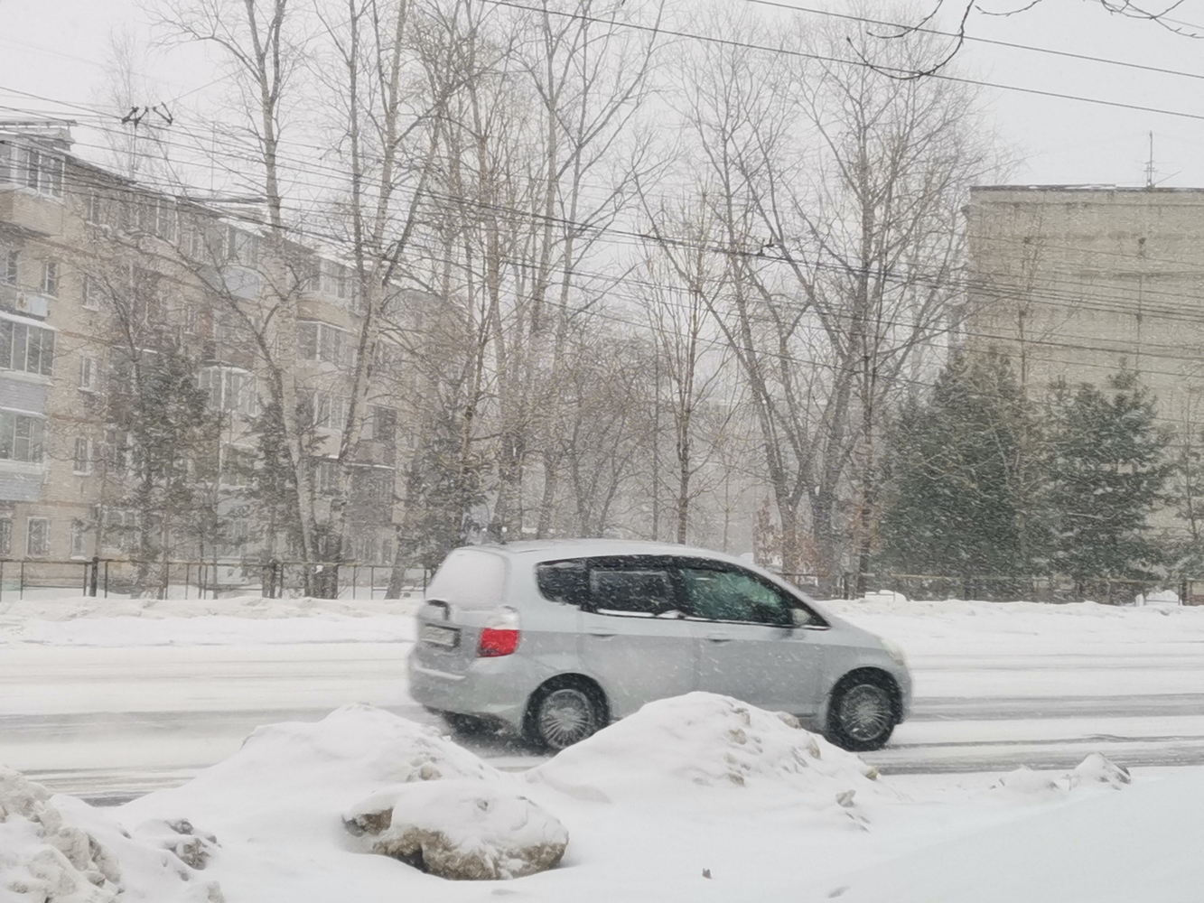 Заметенный снегом город. Метель на улице. Заснеженная улица. Снегопад в Хабаровске. Улица заметенная снегом.