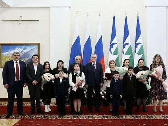 Юрий Чайка вручил жительнице КБР орден «Мать-героиня»