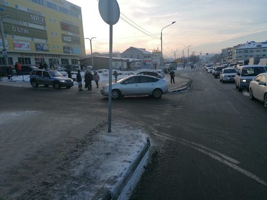 Водитель Toyota Prius сбил пенсионерку возле ТРЦ в Южно-Сахалинске
