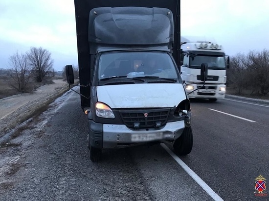 В Волгоградской области грузовик сбил насмерть пешехода на трассе