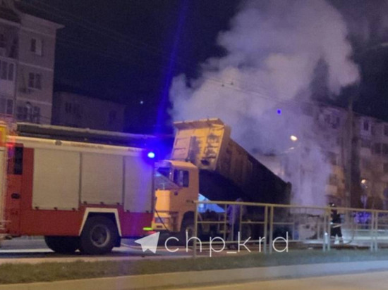 В Краснодаре ночью после ДТП загорелась иномарка