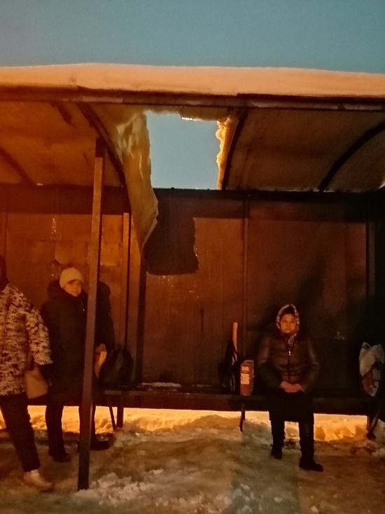 В Тверской области люди вынуждены ждать автобусы на разрушающейся остановке