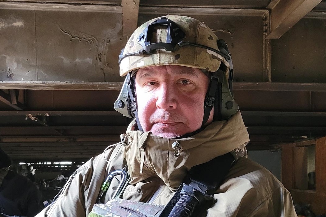 Осколок попал Рогозину в позвоночник: последние кадры перед ранением