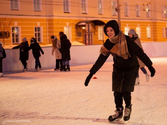 В Петрозаводске начали заливать каток на площади Кирова