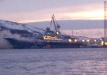 Экстренные службы сообщили, что на стоящем на ремонтном заводе «Звездочка» в Мурманске крейсере «Адмирал Кузнецов» произошел пожар