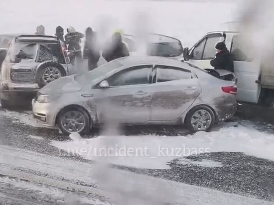 Более 10 транспортных средств попали в аварию на одном участке кузбасской дороги