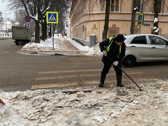 Улицы Великого Новгорода обрабатывают противогололедными материалами