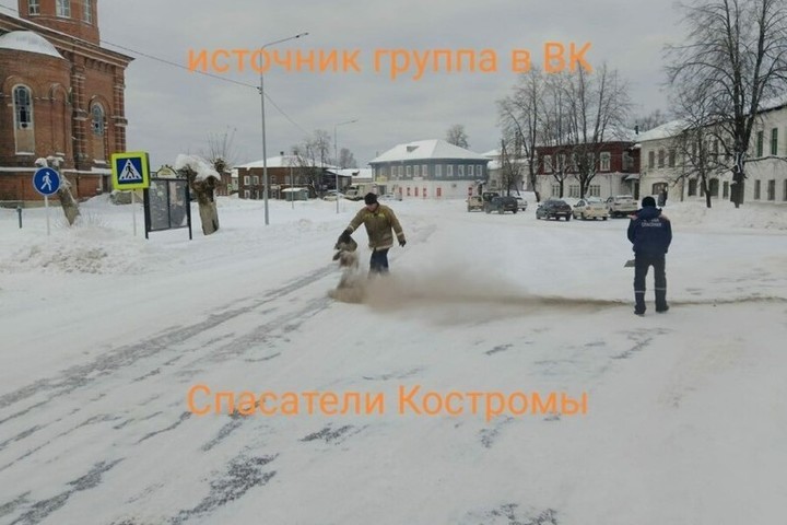 К разгребанию сугробов в Костромской области подключились спасатели и  «Десант Снегурочки»