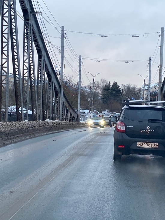 В Твери из-за провала на Старом мосту перекрыли движение по полосе