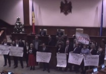 Молдавские депутаты от оппозиционного блока коммунистов и социалистов заблокировали трибуну парламента