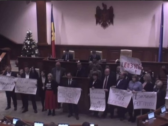 В Молдавии оппозиция заблокировала работу парламента