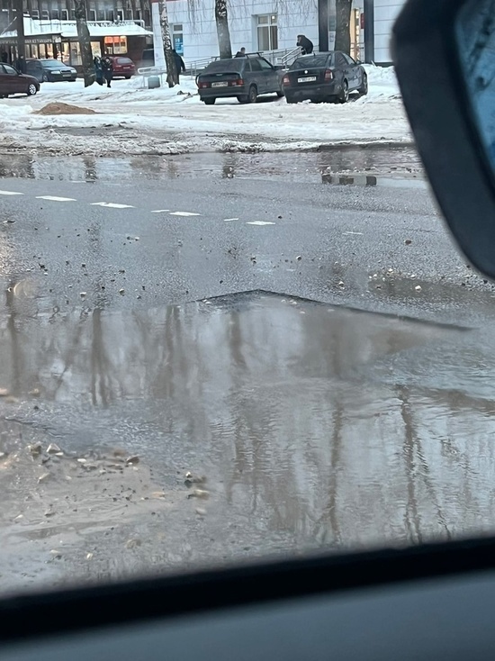 После потепления на улице Луначарского в Твери вновь появилась яма